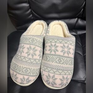 Cozy Knit Slippers with Snowflake Pattern new size 9-10